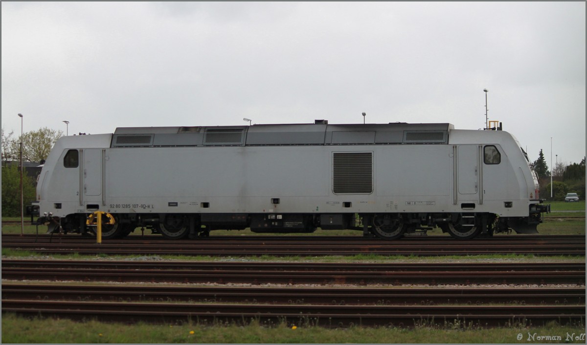 Grau in grau steht die 285 107-9 abgestellt in Wilhelmshaven / Tanklager. 09/04/2014