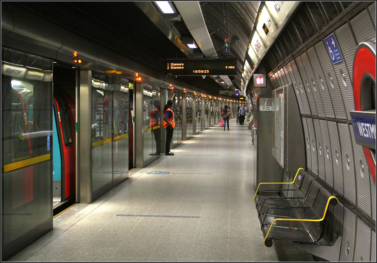 Grau ist die vorherrschende Farbe -

Blick in eine der übereinander liegenden Bahnsteigröhren der Station Westminster der Jubilee Line in London.

26.06.2015 (M)