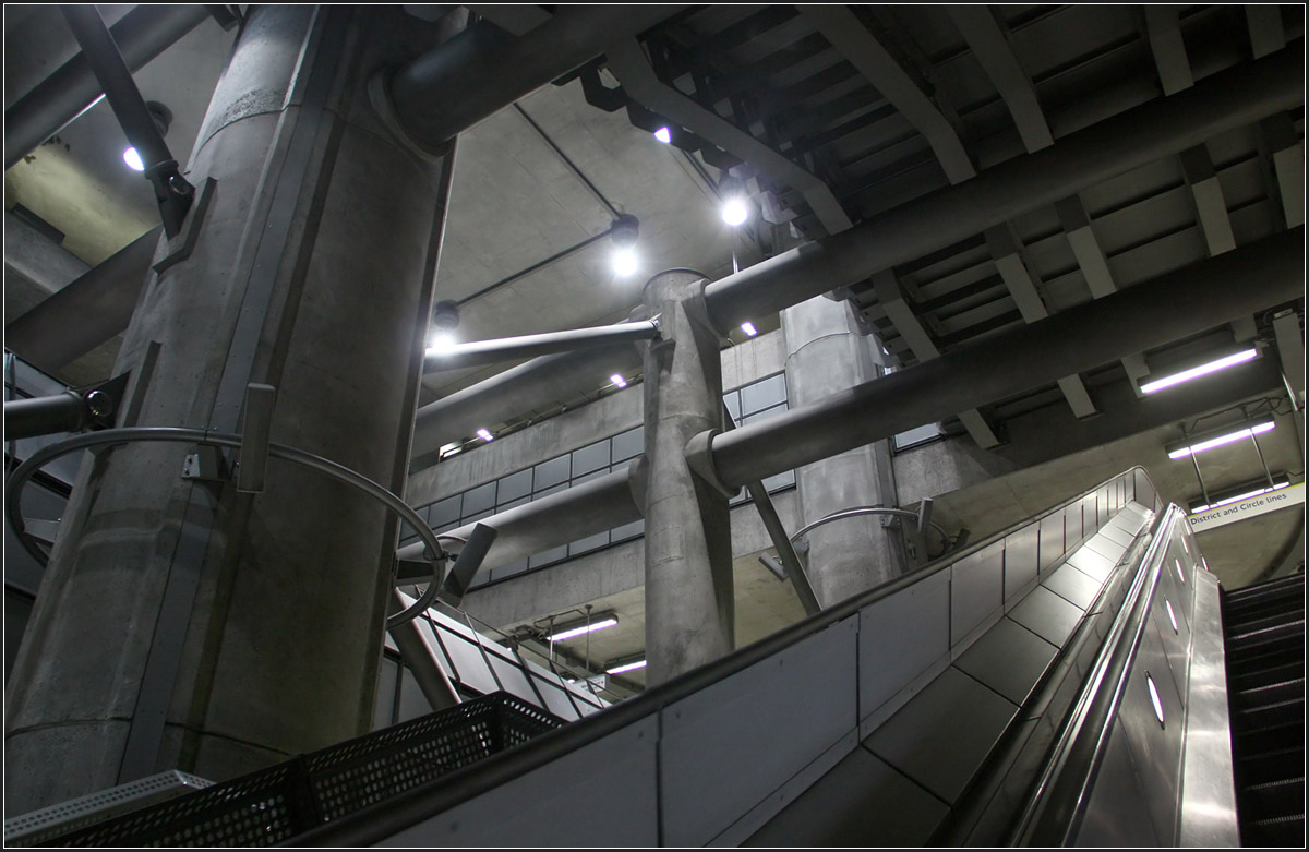 Grau ist die vorherrschende Farbe -

Neben den beiden übereinander liegenden Röhren mit den Bahnsteigen der Jubilee Line wurde das große Treppenhaus angelegt, mit ihren zahlreichen Rolltreppen, die die Jubilee Line mit der District und Cirle Line und der Oberfläche verbinden.

Station Westminster in London.

26.06.2015 (M)