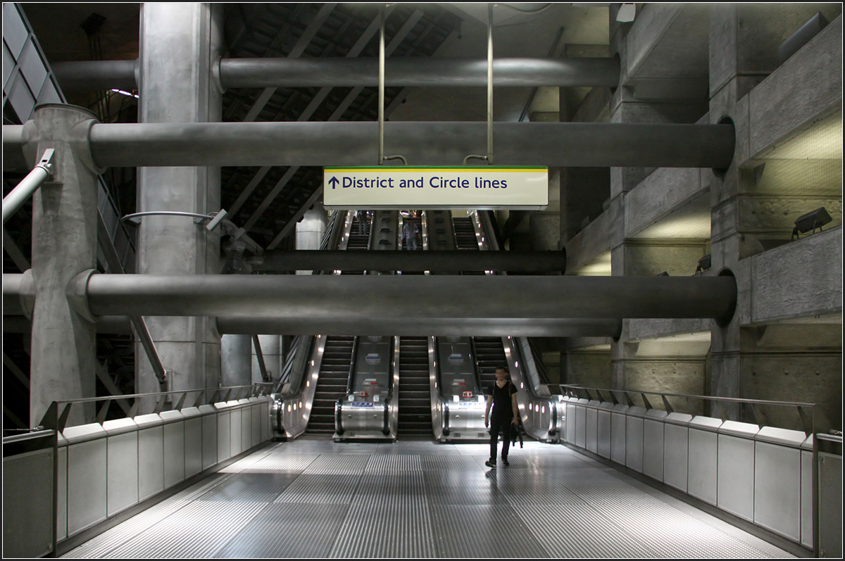Grau ist die vorherrschende Farbe -

Trotz seiner Komplexität findet man sich in dieser Treppenhalle gut zurecht. 

Station Westminster der Jubilee Line in London.

26.06.2015 (M)
