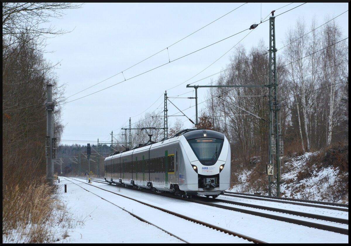 Grau-weißer Zug in weiß-grauer Landschaft: Die grau-weißen 'Grinsekatzen' der Mitteldeutschen Regiobahn (Transdev) schleichen fast unbemerkt durch die weiß-graue Winterlandschaft, wie der Triebzug 1440 711 am 06.01.2026 als Regionalexpress (RE3) 74013 Hof - Dresden in Niederwiesa beweist.