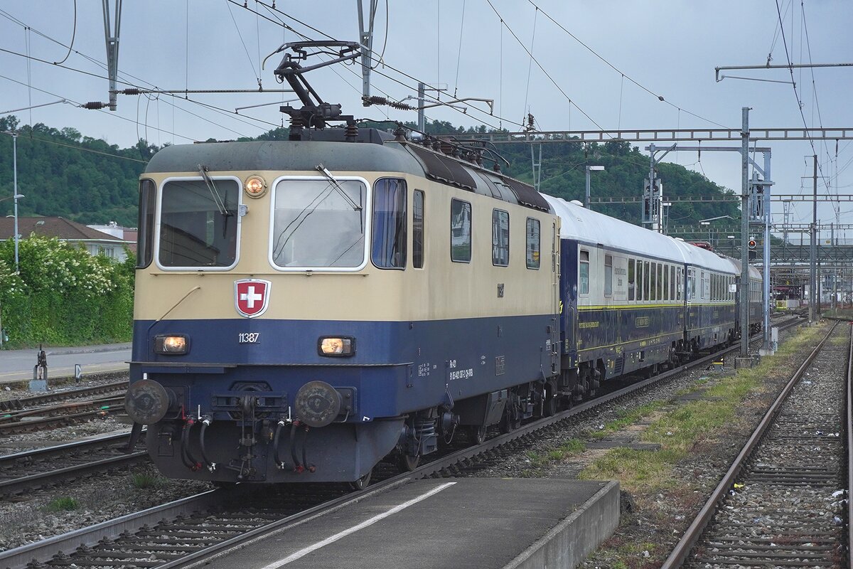 Grau wurde 14 Mai 2026 in Pratteln, wann am Nachmittag IRSI 11387 samt Extrazug nach Luzern vorbei f�hr und vom Bahnsteig fotografiert wurde.