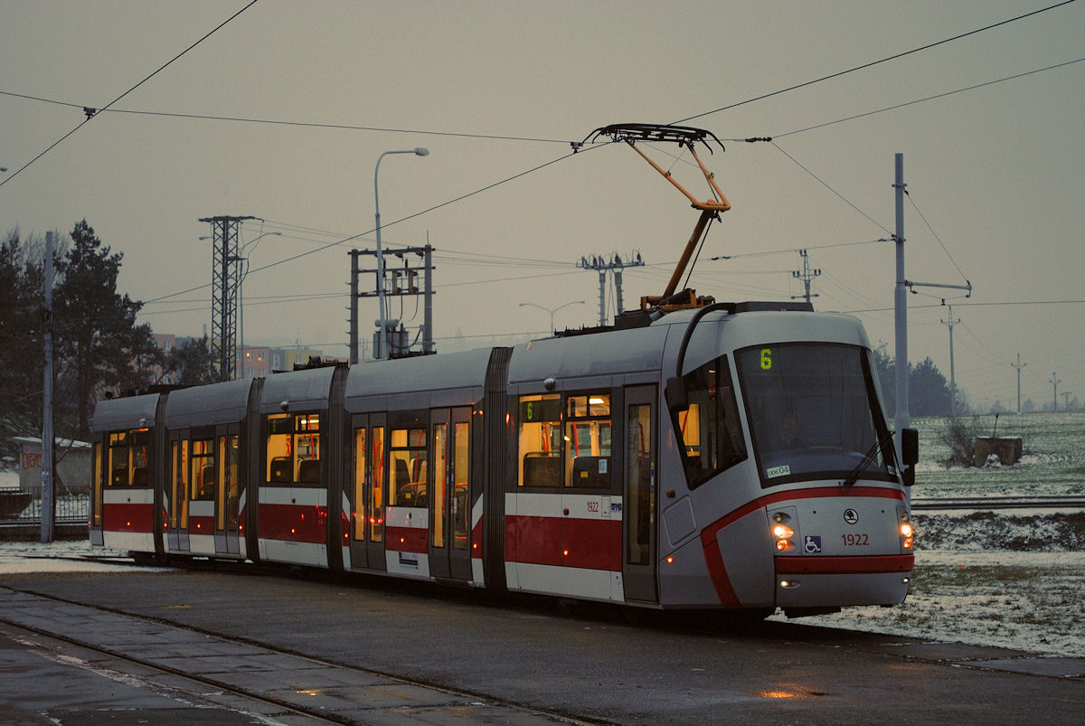  Graue Stunde  in der Endstelle Stary Liskovec: Tw.1922 vom Typ 13T wartet in der Wendeanlage die Ausgleichszeit ab. ( 02.01.2016 ) 