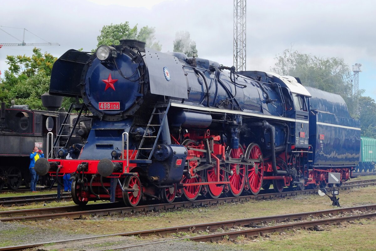 Grauer Morgen, blauwer Lok: 498 104 steht am 25 Juni 2022 ins Bw von Bratislava-Vychod während RENDEZ-2022.