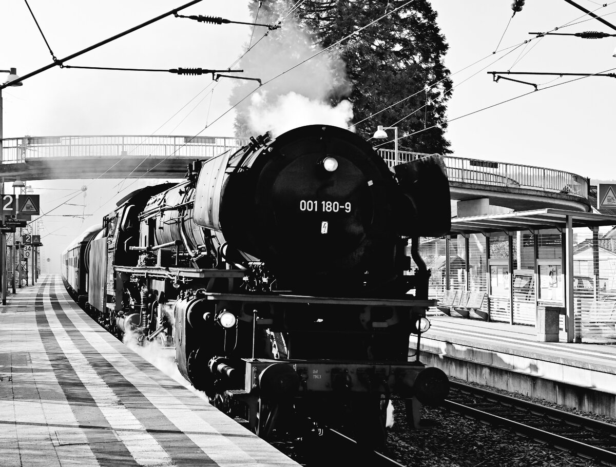 Graustufenvariante der 001 180-9 in Neckargerach mit dem SDZ Crailsheim‐FFM Hbf
vom 26.3.2022