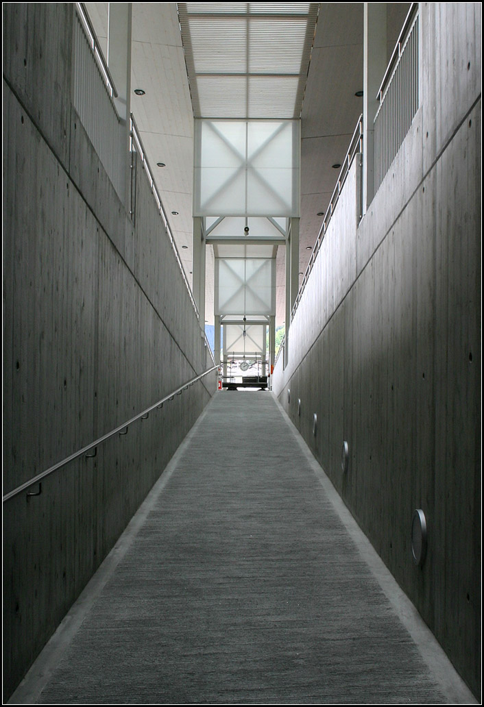 Grautöne -

Rampenaufgang am Bahnhof Disentis. 

16.05.2008 (M)