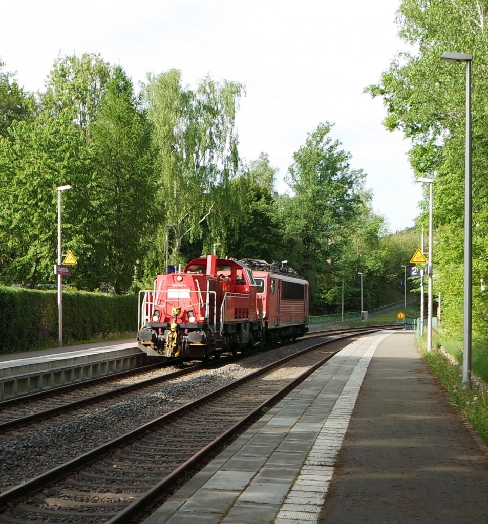 Gravita 261 043 zieht 155 128 durch den Haltepunkt Silberstraße nach Zwickau.Beide Maschinen waren bei den 23.Eisenbahntagen im Eisenbahnmuseum Schwarzenberg zu Gast.17.05.2015. 