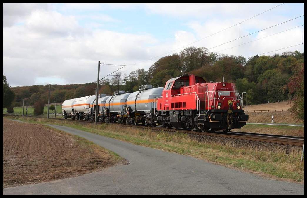 Gravita 261070 ist hier mit einem kurzen Kesselwagen Zug am 22.10.2018 um 13.20 Uhr in Westerkappeln - Velpe in Richtung Osnabrück unterwegs.