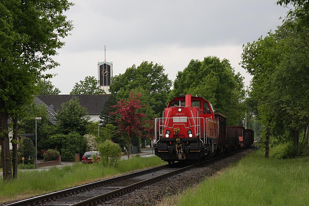 Gravita 261072 der DB war am 8.5.2014 auf der Werkbahn von Hasbergen nach Georgsmarienhütte im Einsatz. In Höhe der St. Josef Kirche fuhr sie mit ihrem kurzen Zug in den Steigungsbereich Richtung Ortsteil Ohrbeck ein.