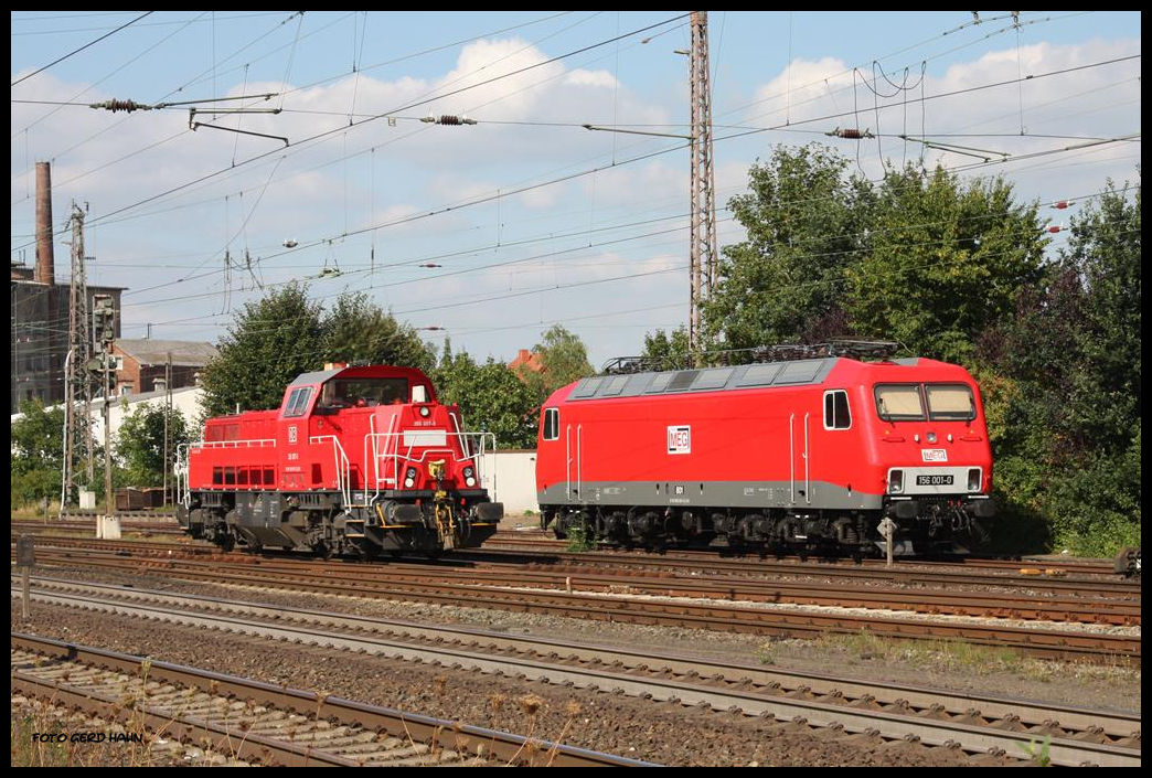 Gravita 265007 passiert hier die am 30.08.2016 in Verden an der Aller geparkte MEG 156001!