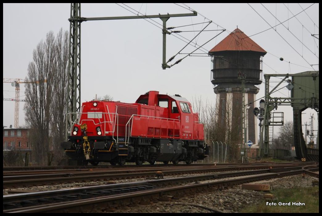 Gravita 265025 der DB hat hier gerade die Huntebrücke in Oldenburg überquert und ist am Morgen des 8.4.2015 unterwegs nach Großenkneten, um dort einen Tankwagenzug abzuholen.