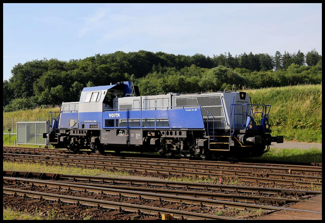 Gravita mit Voith Reklame, 265499-4 NRAIL, rangiert hier am 25.6.2019 am Werkbahnhof in Georgsmarienhütte. Die Lok hatte zuvor einen Schrottzug vom Hafen Osnabrück gebracht.