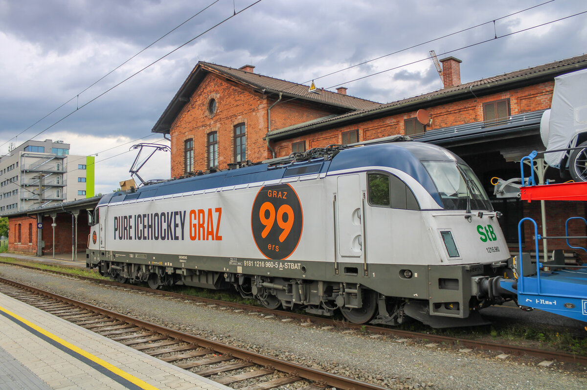 Graz. 1216 960  99ers Graz  steht hier am 27.05.2021 abfahrbereit in Graz Ostbahnhof-Messe.