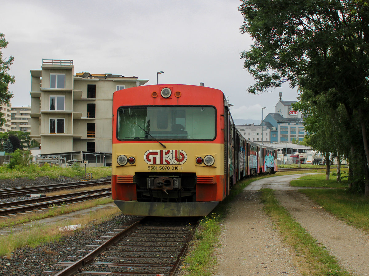 Graz. 2013 verschwanden sie aus dem Linienverkehr: Die GKB 5070 bzw. VT70. Von 2013 bis 2020 waren viele der Triebwagen abgestellt und verkauft. Vor wenigen Tagen wurden weitere Treibzüge verschoben. Diese zwei Garnituren stehen zum Verkauf/Verschrottung bereit.
