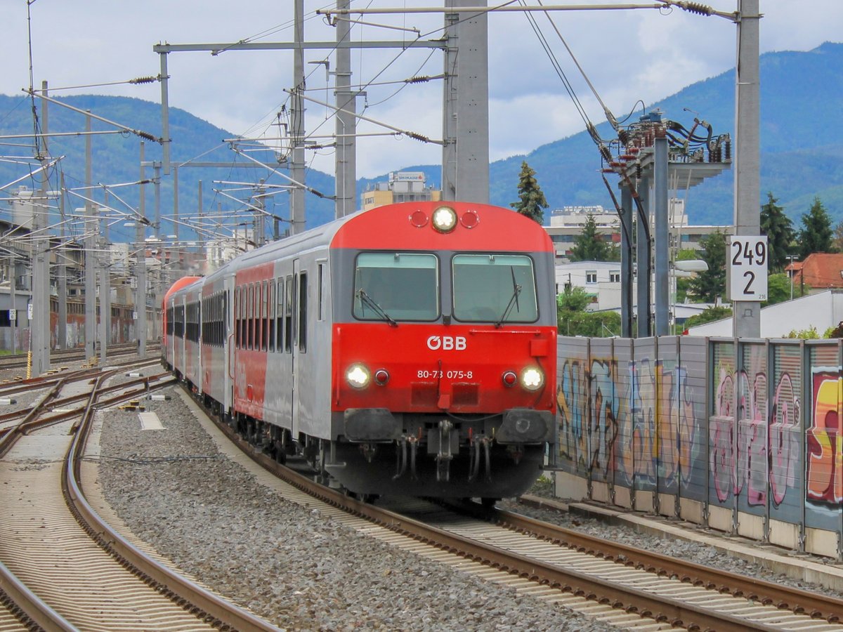 Graz. 8073 075 war am 05.06.2020 als S3 von Graz Hauptbahnhof nach Fehring als Ersatzgarnitur für einen Desiro unterwegs. Die Garnitur konnte von mir bei der Einfahrt in Graz Don Bosco abgelichtet werden. 