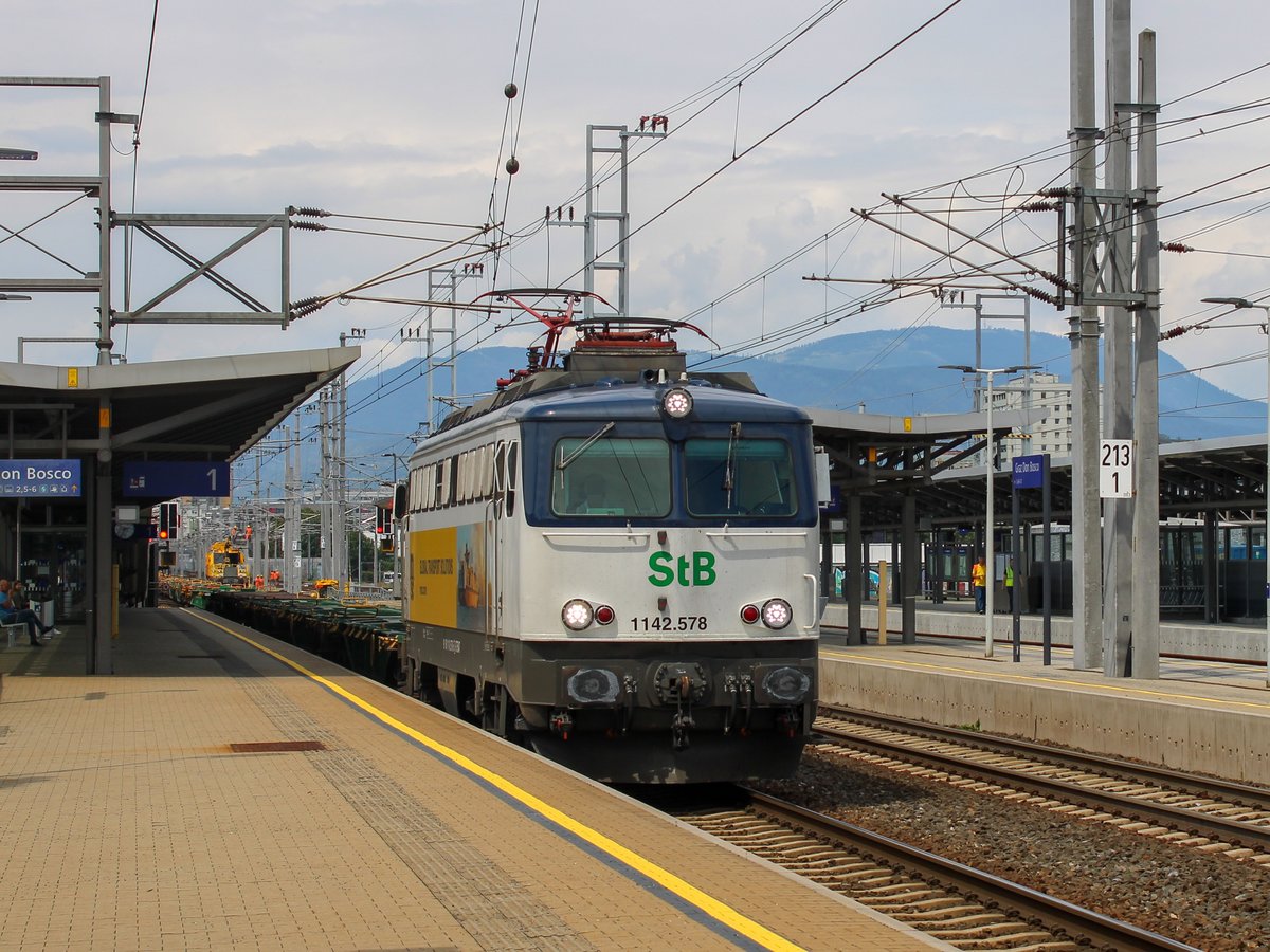 Graz. Alles hat mal ein Ende, sagt man zumindest so. Die Lokomotiven der Reihe 1142 sind aber hartnäckig: Nachdem sie Jahrelang bei der ÖBB im Güter- und Personenverkehr anzutreffen waren, sollten sie eigentlich nun im Eisenbahn-Himmel schweben, jedoch kaufte die Steiermarkbahn einige Exemplare, unter anderem auch 1142 578. Mit neuer Farbgebung, ziehen die Loks hauptsächlich den Kalsdorfer Containerzug. Am 15.07.2020 konnte ich 1142 578 als Leer-Containerzug in Don Bosco auf dem Weg nach Kalsdorf ablichten.