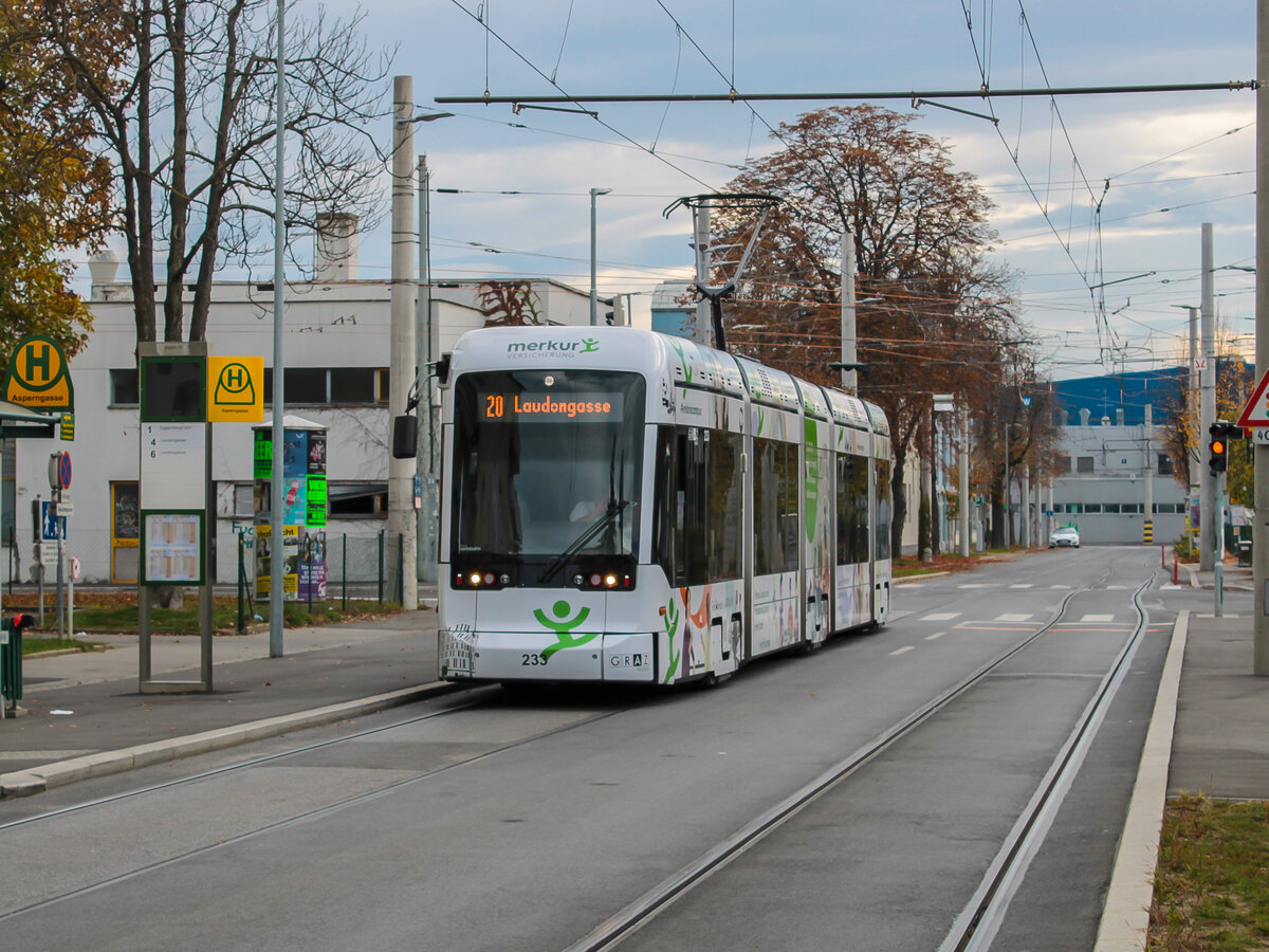 Graz. Am 01.11.2021 ist Variobahn 233 auf der Linie 20 unterwegs, hier in der Asperngasse.