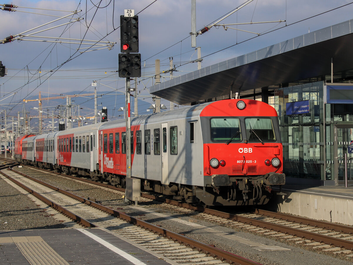 Graz. Am 01.12.2020 konnte ich eine CityShuttle-Garnitur mit 8073 025 an der Spitze, bei der Fahrt von der Abstellanlage zum Bahnsteig in Graz Hauptbahnhof fotografieren.