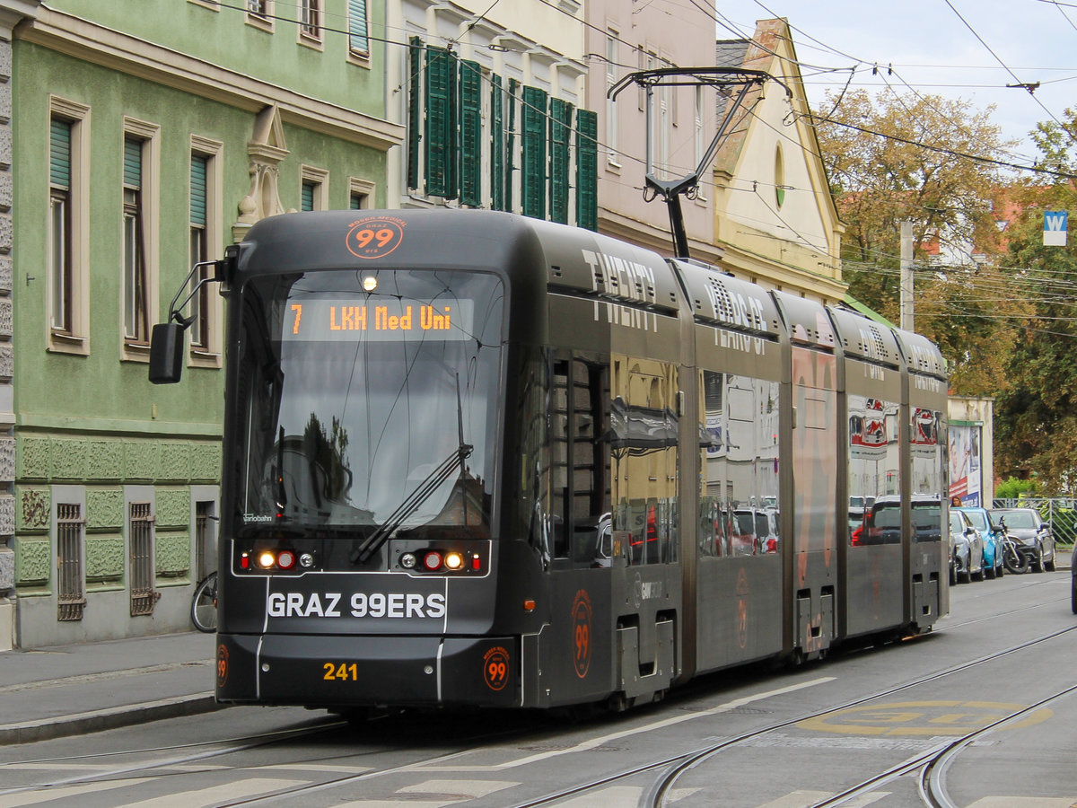 Graz. Am 02.06.2020 wurde am Grazer Hauptbahnhof ein Netz zur Taubenabwehr montiert, ab Jakominiplatz die Linien 1, 6 und 7 mit Ersatzverkehr geführt wurden. Variobahn 241  99ers  ist hier beim Wenden in der Steyrergasse zu sehen.