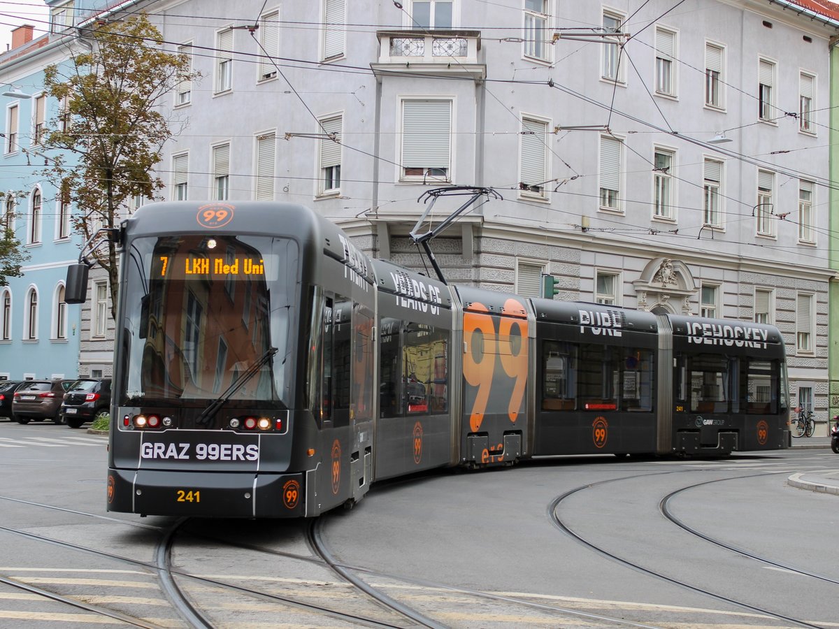 Graz. Am 02.06.2020 wurde am Grazer Hauptbahnhof ein Netz zur Taubenabwehr montiert, ab Jakominiplatz die Linien 1, 6 und 7 mit Ersatzverkehr geführt wurden. Variobahn 241  99ers  ist hier beim Wenden in der Steyrergasse zu sehen.