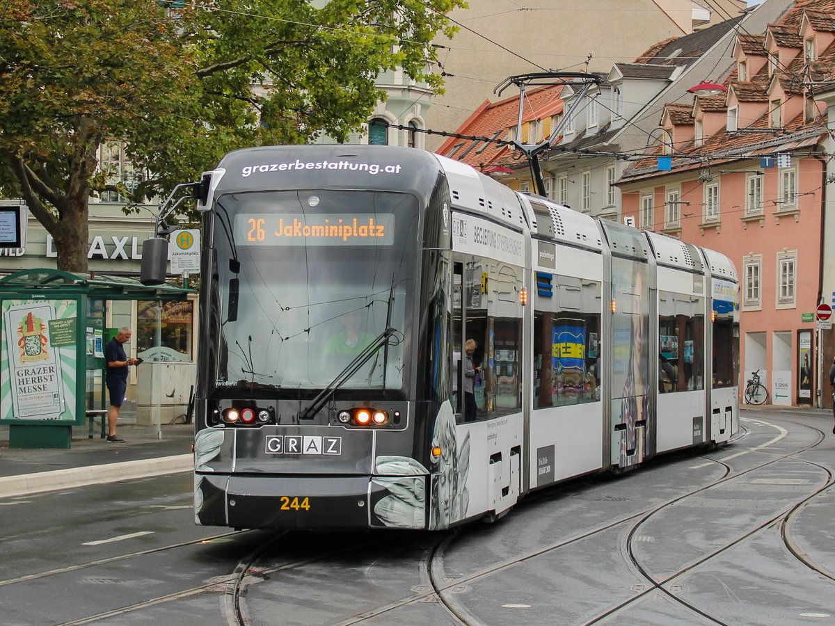Graz. Am 02.06.2020 wurde am Grazer Hauptbahnhof ein Netz zur Taubenabwehr montiert, ab Jakominiplatz die Linien 1, 6 und 7 mit Ersatzverkehr geführt wurden. Variobahn 244  Bestattung Graz  ist hier beim Jakominiplatz zu sehen.