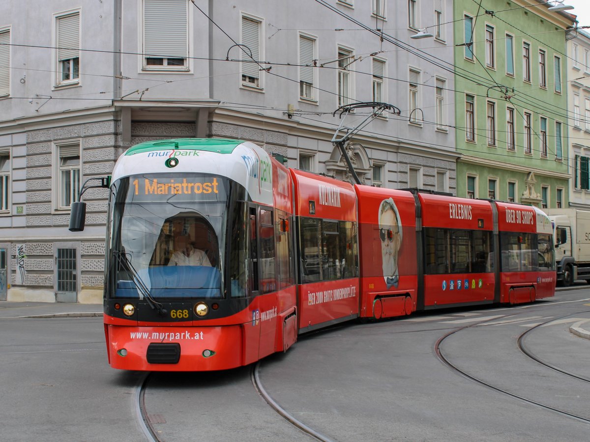 Graz. Am 02.09.2020 wurde am Grazer Hauptbahnhof ein Netz zur Taubenabwehr montiert, ab Jakominiplatz die Linien 1, 6 und 7 mit Ersatzverkehr geführt wurden. Cityrunner 668 ist hier nach dem Wenden in der Steyrergasse zu sehen.