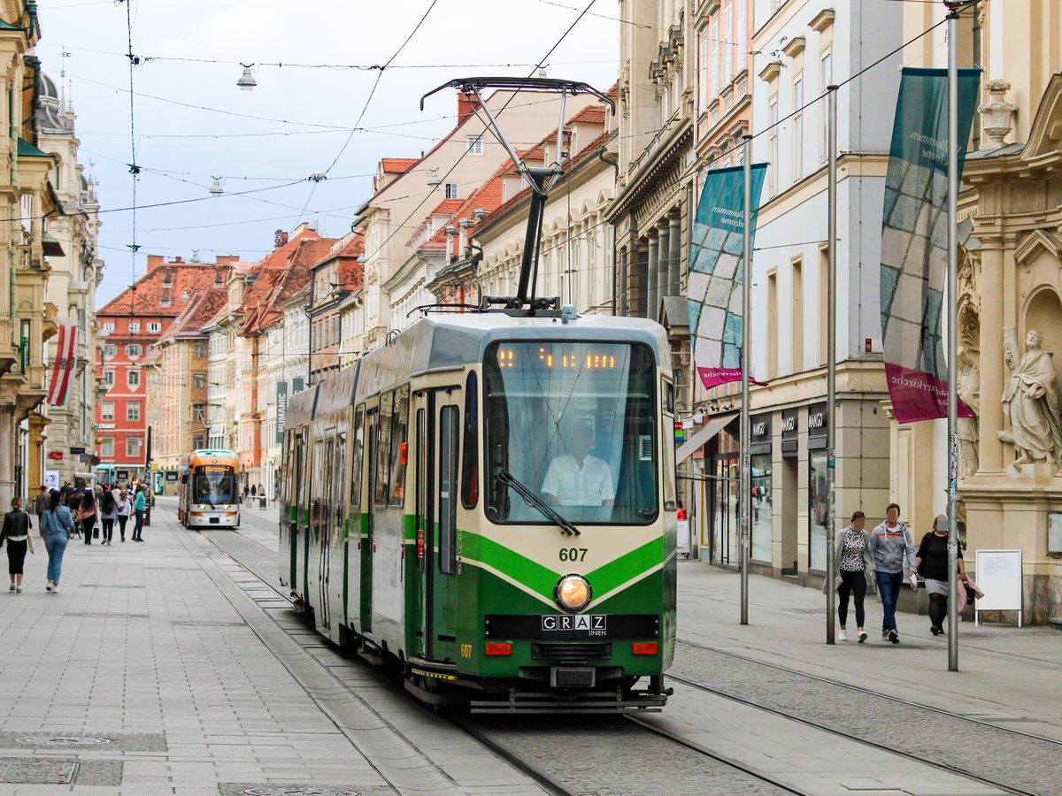 Graz. Am 04.05.2020 fuhr das erste Mal seit ca. 2 Monaten ein  Altwagen als Plankurs durch die Herrengasse, der grazer Einkaufsstraße. Der Grund für die lange Abwesenheit der Garnituren war die Coronakrise: Die älteren Garnituren haben keine Kabine, weswegen die Fahrzeuge abgestellt wurden.