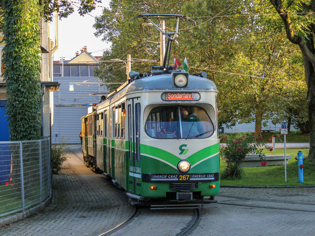 Graz. Am 04.10.2020 fand österreichweit der ORF Museumstag statt. TW 267 diente als Shuttle zwischen Jakominiplatz und Mariatrost, hier in der Steyrergasse.