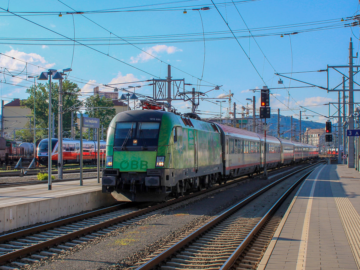 Graz. Am 05.07.2020 zog die ÖBB 1016 020, eine von zwei Klimaschutz-Loks der ÖBB, den Intercity Transalpin von Zürich nach Graz, hier bei der Ankunft in der Steirischen Landeshauptstadt. 