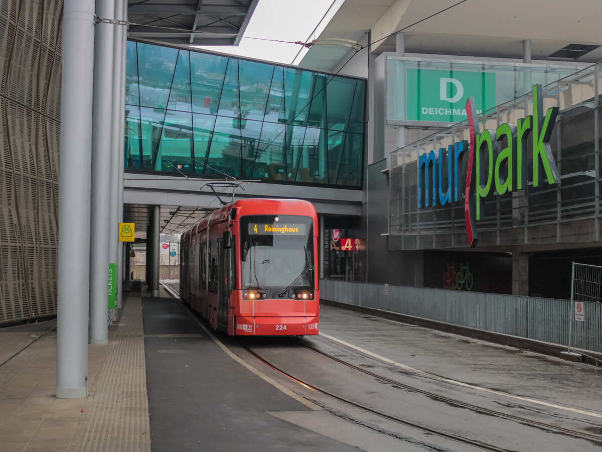 Graz. Am 05.12.2021 steht hier Variobahn 224 vor dem Murpark in Liebenau.