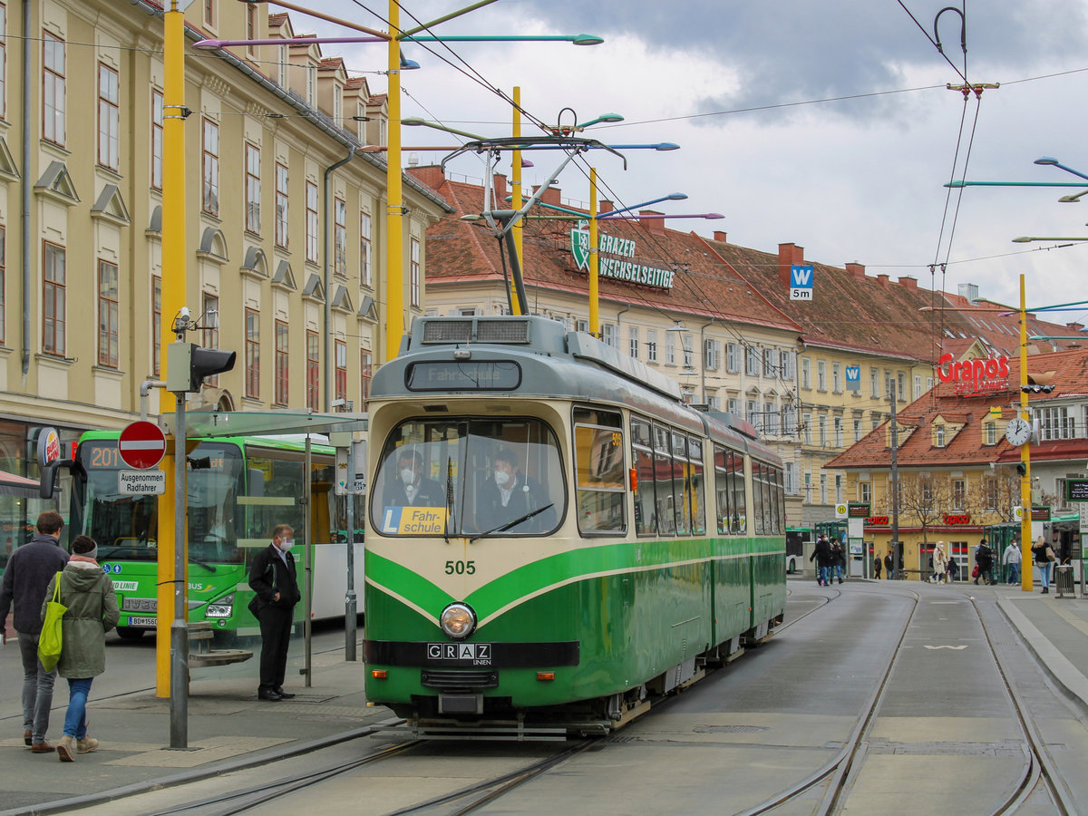 Graz. Am 06.04.2021 ist TW 505 der Graz Linien zu Schulungszwecken am Jakominiplatz unterwegs.