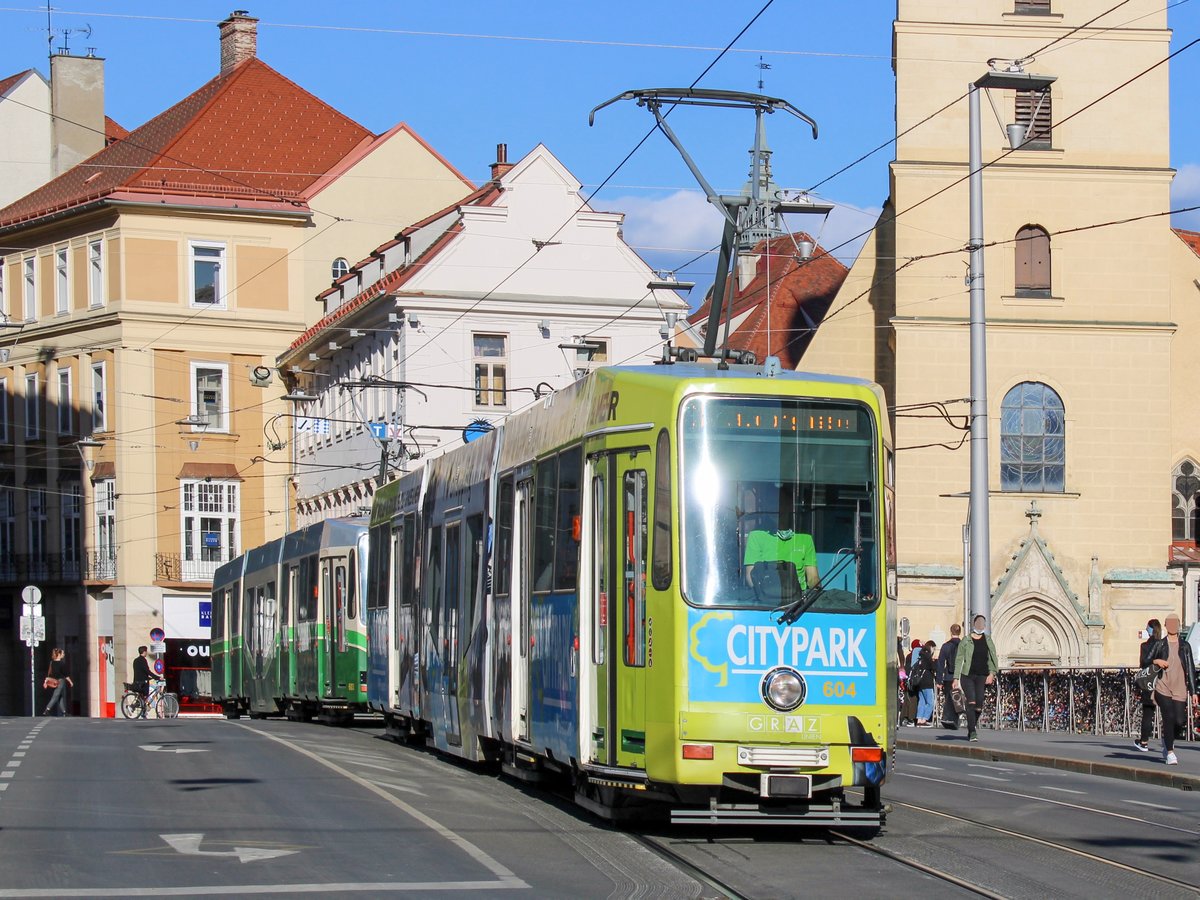 Graz. Am 06.05.2020 fuhr TW 604 auf der Linie 3, hier auf der Hauptbrücke bzw. Erzherzog-Johann-Brücke Richtung Laudongasse. 