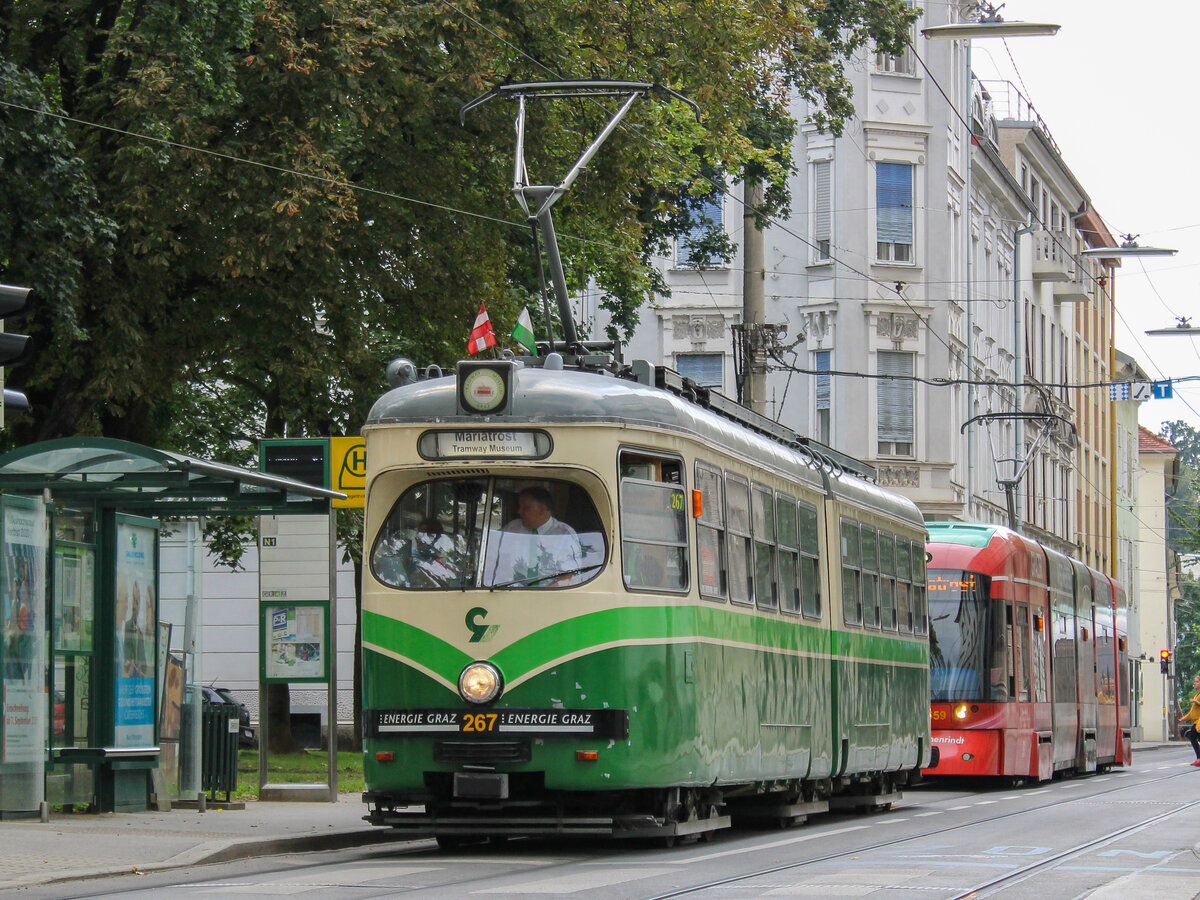 Graz. Am 06.09.2020 fand ein Öffnungstag im Tramway Museum Graz statt, eingesetzt wurde unter anderem der Museumstriebwagen 267. Dieser ist hier bei der Haltestelle Tegtthoffplatz zu sehen.