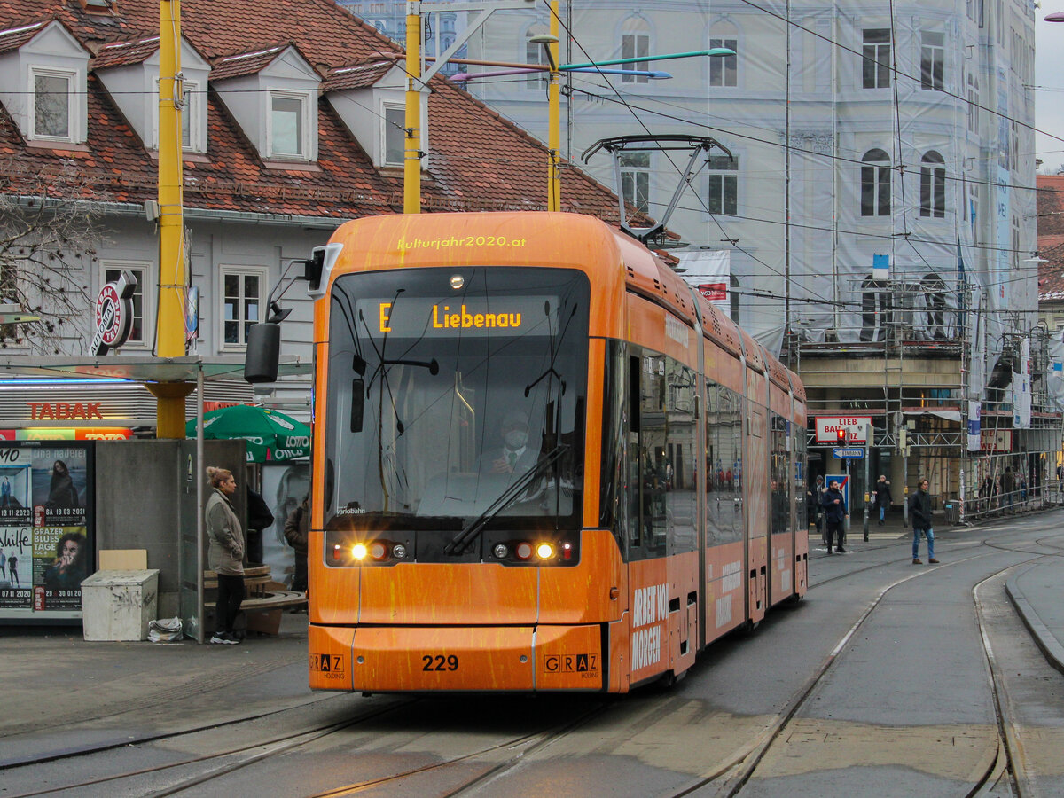 Graz. Am 06.12.2020 war in Graz  E-Tag . Auf mehreren Strecken waren Einschubkurse unterwegs zu Corona-Massenteststationen. Variobahn 229 konnte ich als E am Jakominiplatz in Fahrtrichtung Liebenau ablichten. 