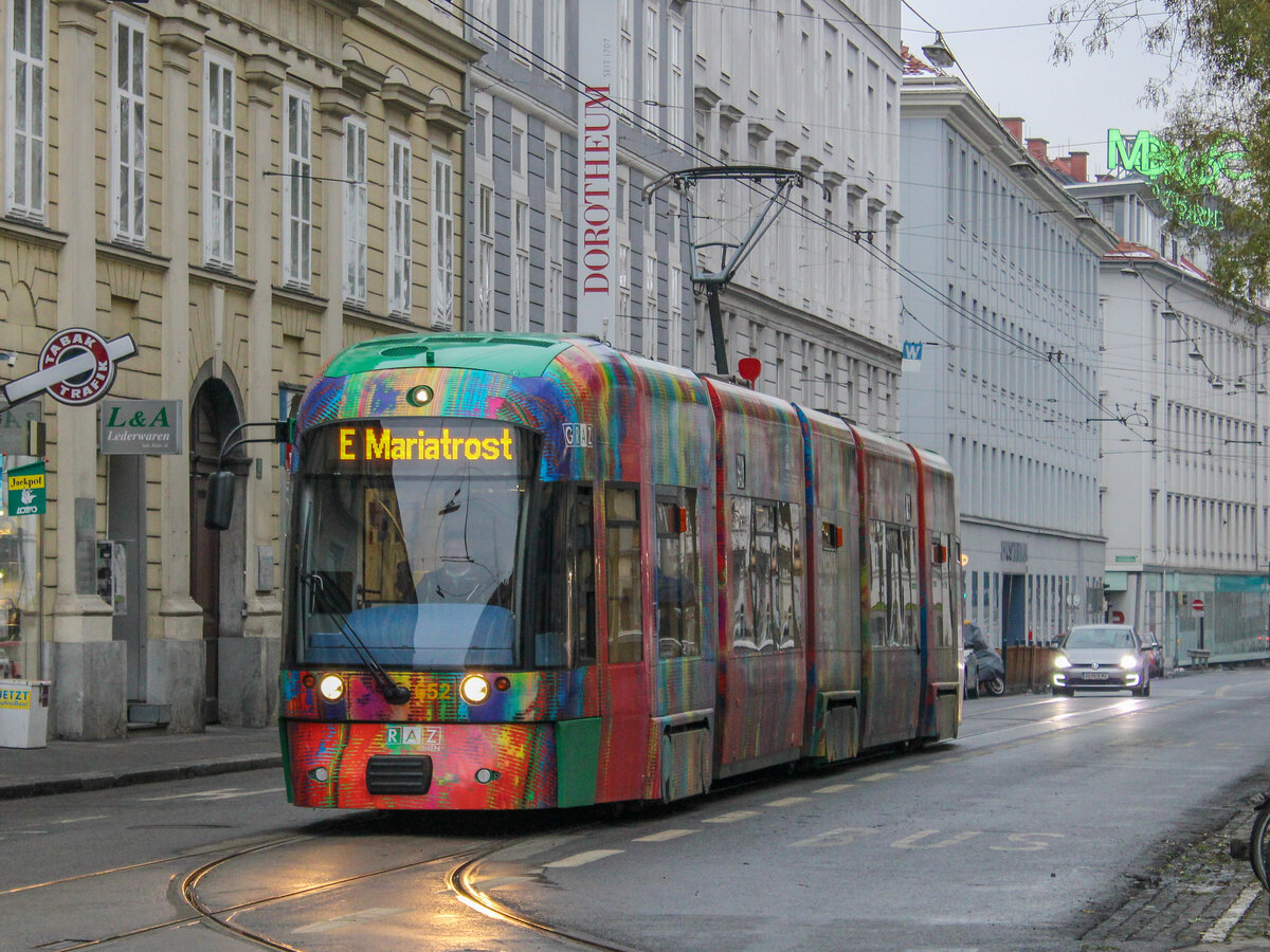 Graz. Am 06.12.2020 war in Graz  E-Tag . Auf mehreren Strecken waren Einschubkurse unterwegs zu Corona-Massenteststationen. Cityrunner 652 konnte ich als E in der Radetzkystraße in Fahrtrichtung Mariatrost ablichten. 