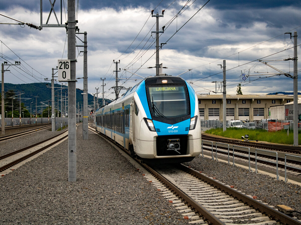 Graz. Am 07.05.2024, bestand der D-Zug 155 zwischen Graz und Ljubljana, aus dem SŽ-Elektrotriebwagen 510-031. Der Zug ist hier kurz nach der Abfahrt am Startbahnhof in Graz Puntigam zu sehen.