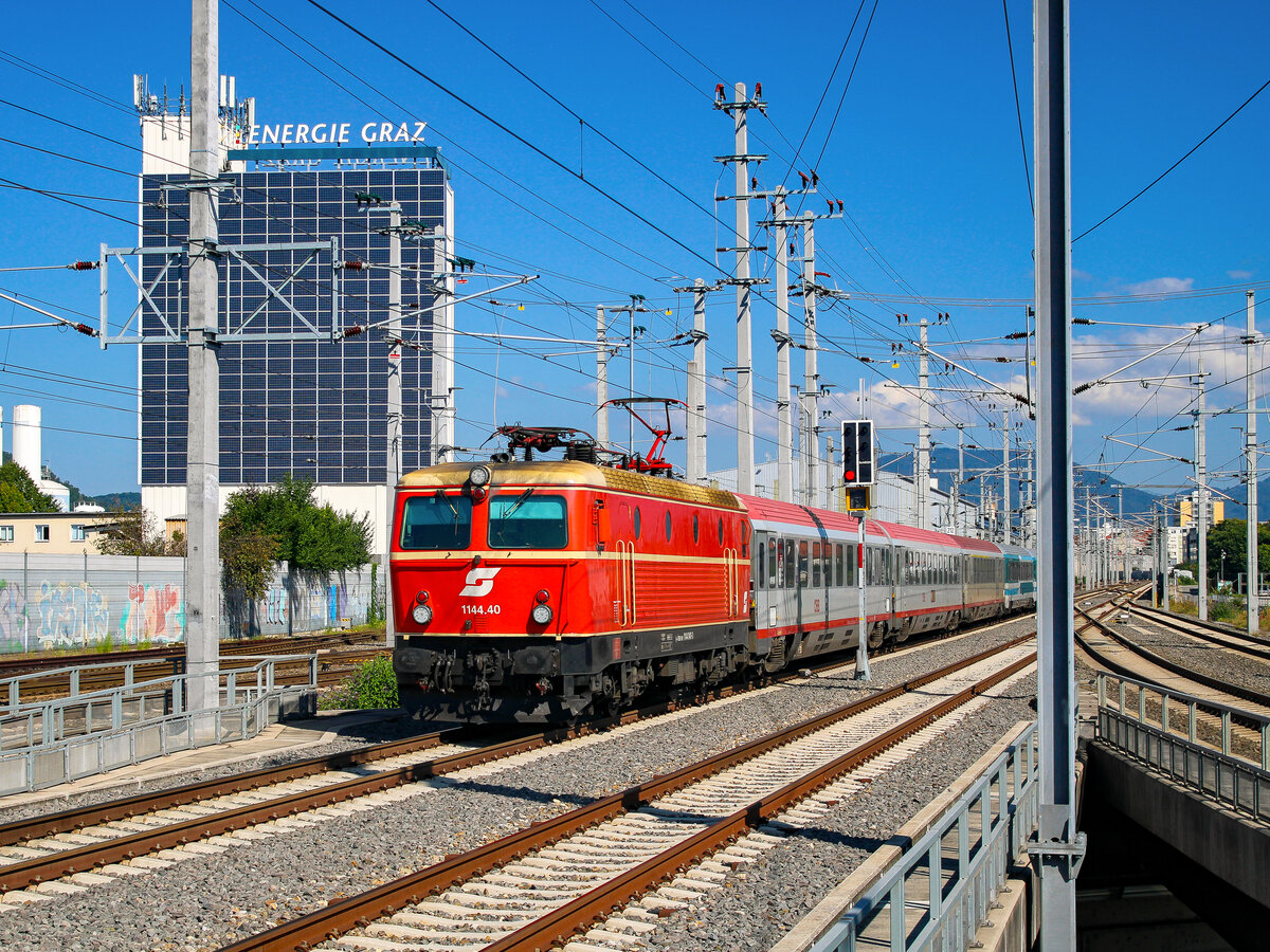 Graz. Am 07.09.2023 war die ÖBB 1144 040 mit einem Eurocity von Wien nach Triest unterwegs. Der Zug ist hier bei der Durchfahrt in Graz-Don Bosco zu sehen.