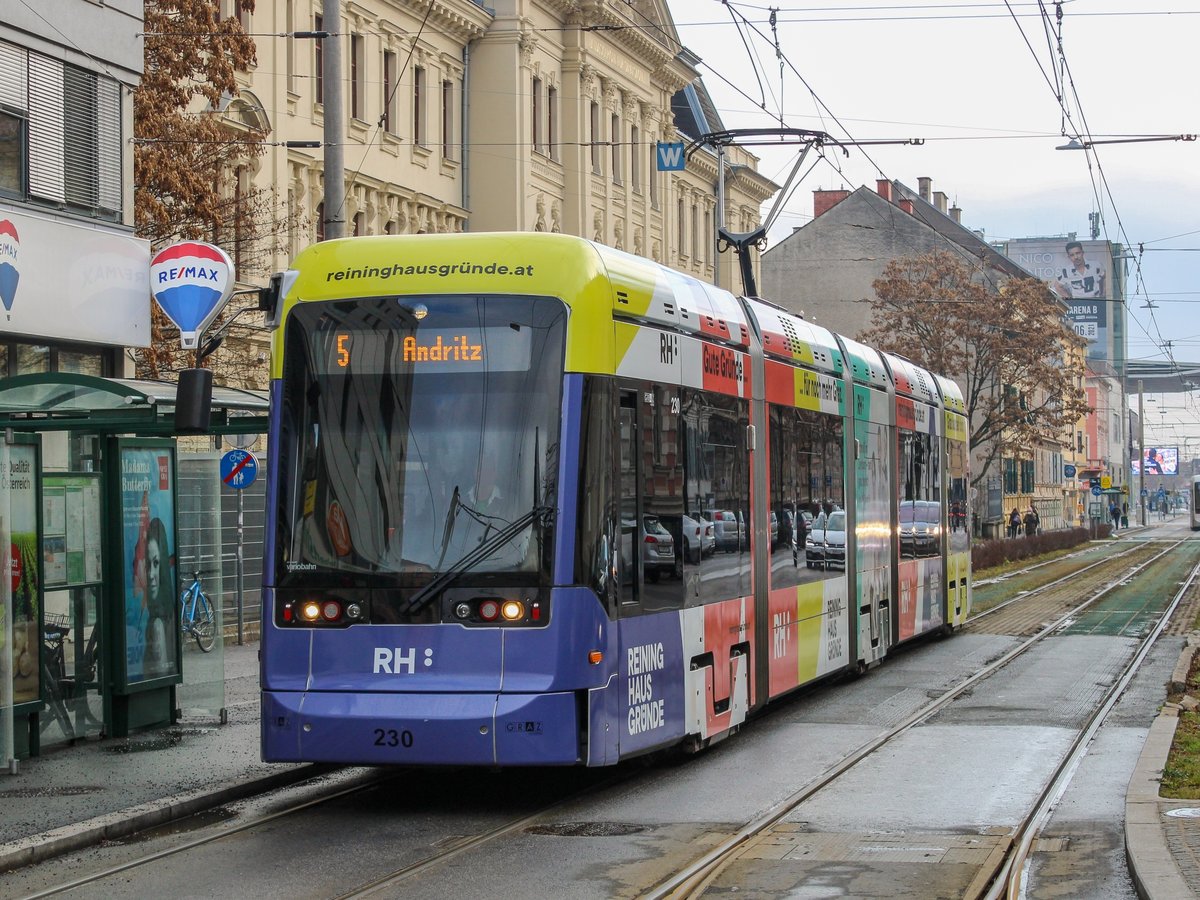 Graz. Am 08.12.2020 war Variobahn 230 auf der Linie 5, hier bei der Haltestelle Steyrergasse.