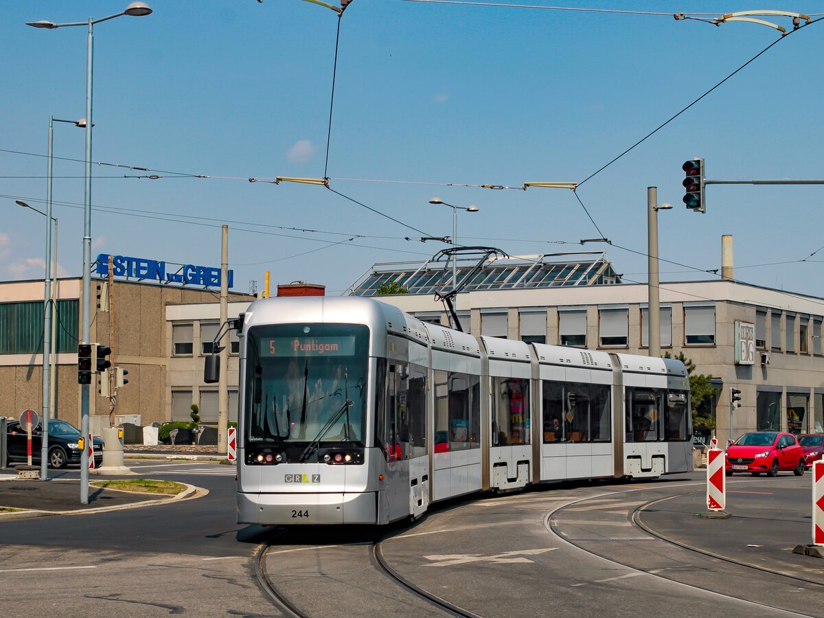Graz. Am 09.07.2023 erreicht hier Variobahn 244 als Linie 5 die Schleife Zentralfriedhof.