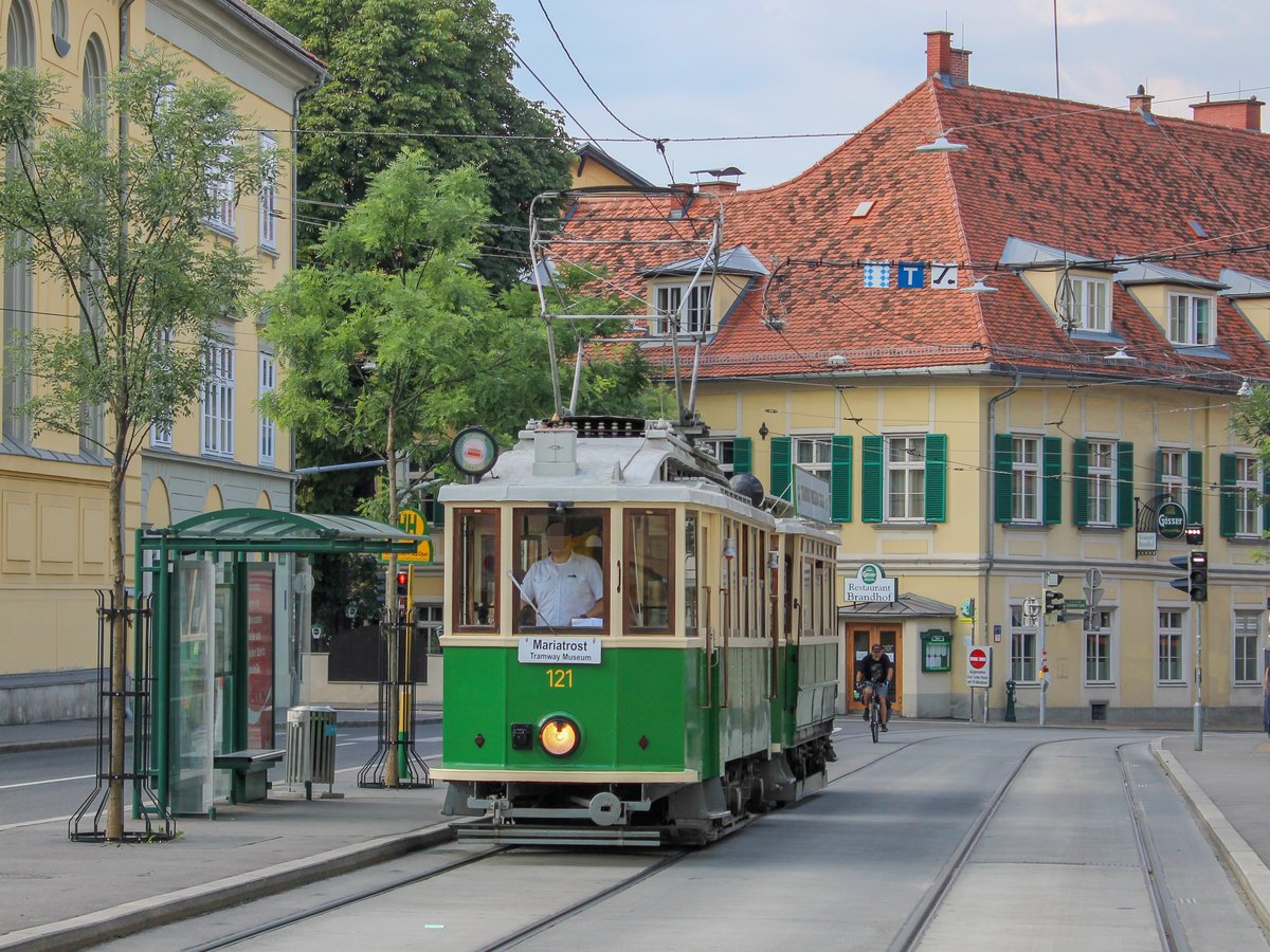 Graz. Am 09.08.2020 öffnete das Tramway Museum Graz das zweite Mal für Besucher seine Pforten. TW 121 mit Beiwagen 60B ist hier am Kaiser-Josef-Platz zu sehen in Fahrtrichtung Mariatrost/Tramway Museum Graz.