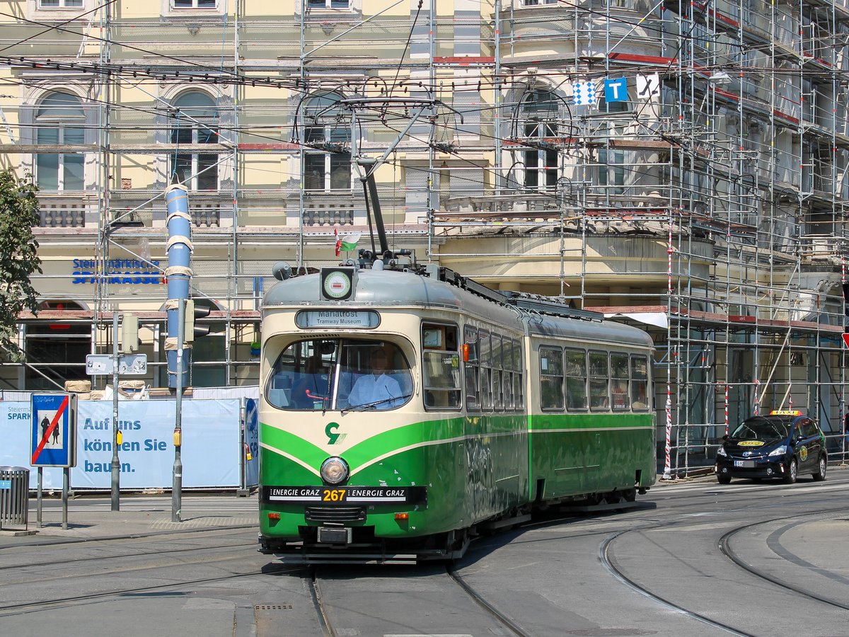 Graz. Am 09.08.2020 öffnete das Tramway Museum Graz das zweite Mal für Besucher seine Pforten. Neben Oldtimer 121 war auch TW 267 zwischen Mariatrost und der Remise Alte Poststraße unterwegs, hier beim Jakominiplatz.