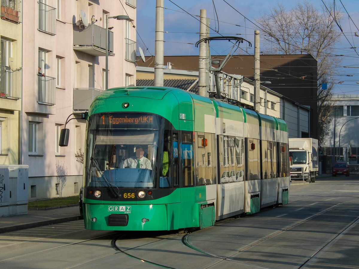 Graz. Am 1. Dezember 2020 war Cityrunner 656 mit dem alten Holding-Graz-Design auf der Linie 1 anzutreffen, hier in der Laudongasse.