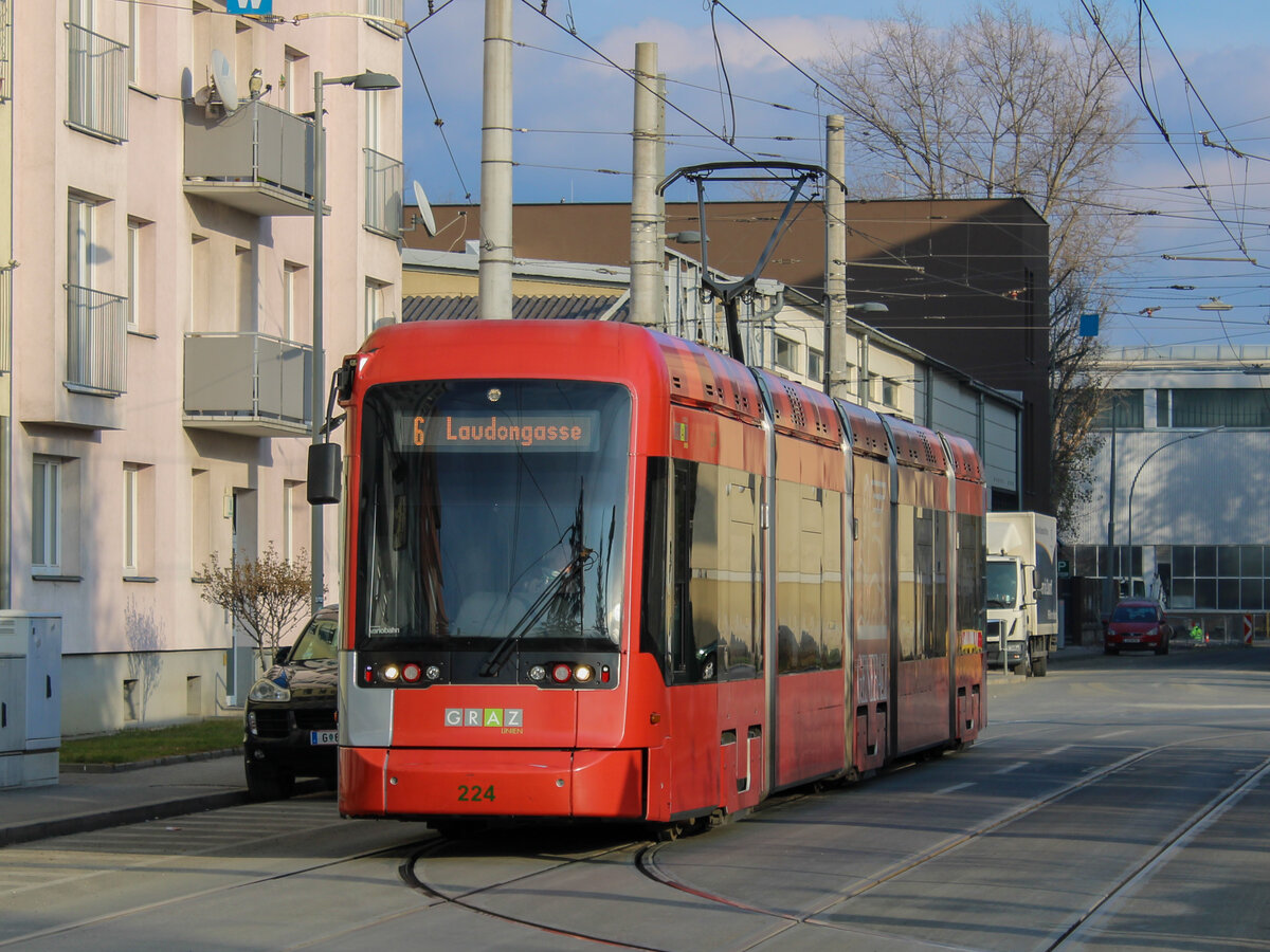 Graz. Am 1. Dezember 2020 war Variobahn 224 mit dem alten Holding-Graz-Design auf der Linie 4 anzutreffen, hier in der Laudongasse.