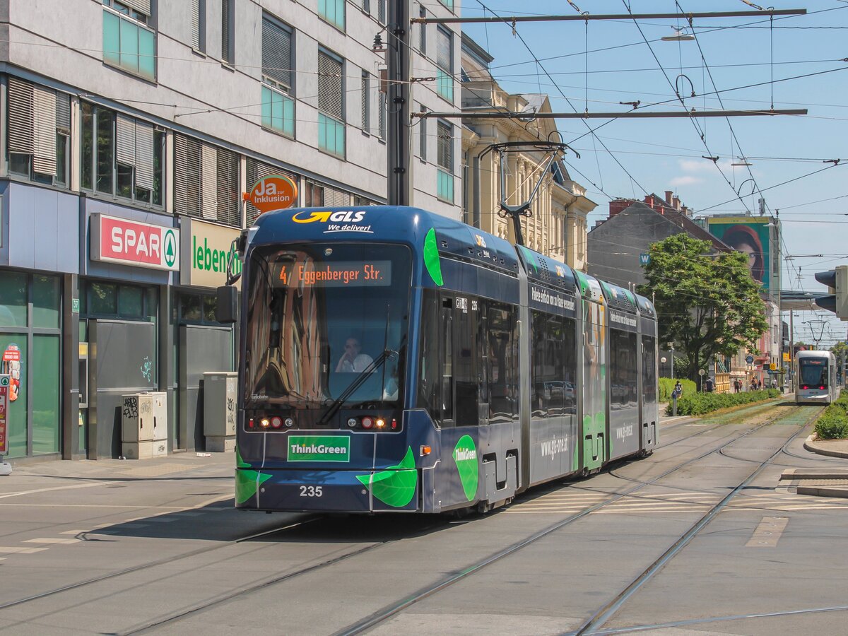Graz. Am 10.07.2021 fuhr Variobahn 235 auf der Linie 4, hier bei de Steyrergasse.