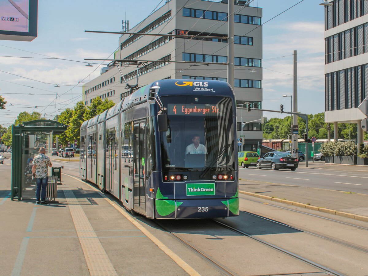 Graz. Am 10.07.2021 steht Variobahn 235 hier in der Haltestelle Fröhlichgasse.