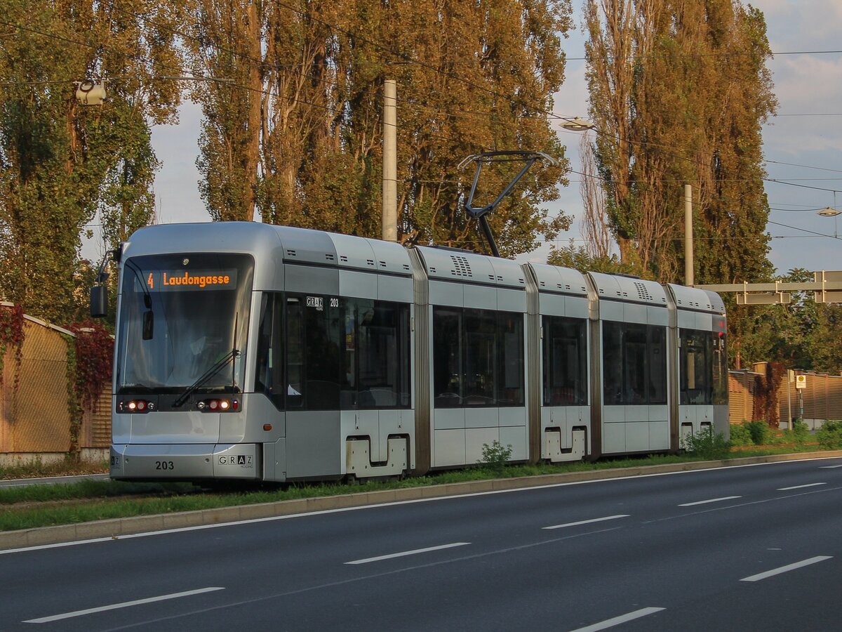 Graz. Am 10.10.2020 konnte ich Variobahn 203 an der Liebenauer Tangente ablichten.