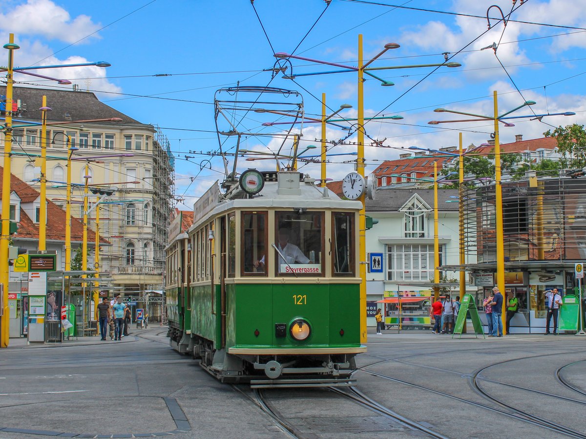 Graz. Am 12.07.2020 fuhr TW 121 gemeinsam mit Beiwagen 60B als  Sommerbim  zwischen Jakominiplatz und Waagner-Biro-Straße. Das Gespann konnte ich hier am Jakominiplatz auf dem Weg Richtung Steyrergasse ablichten. 