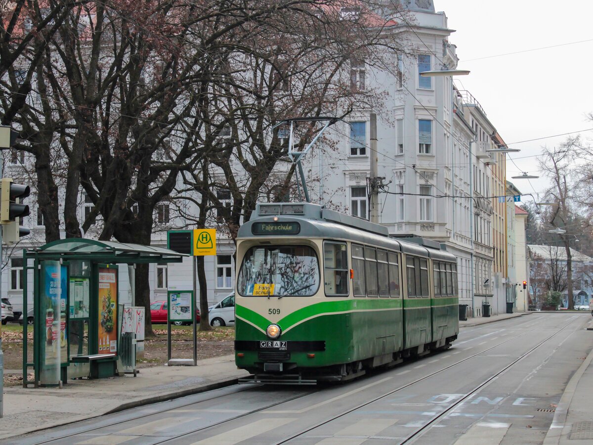 Graz. Am 13.01.2023 konnte ich den TW 509 der Graz Linien in der Hartenaugasse als Fahrschule fotografieren.