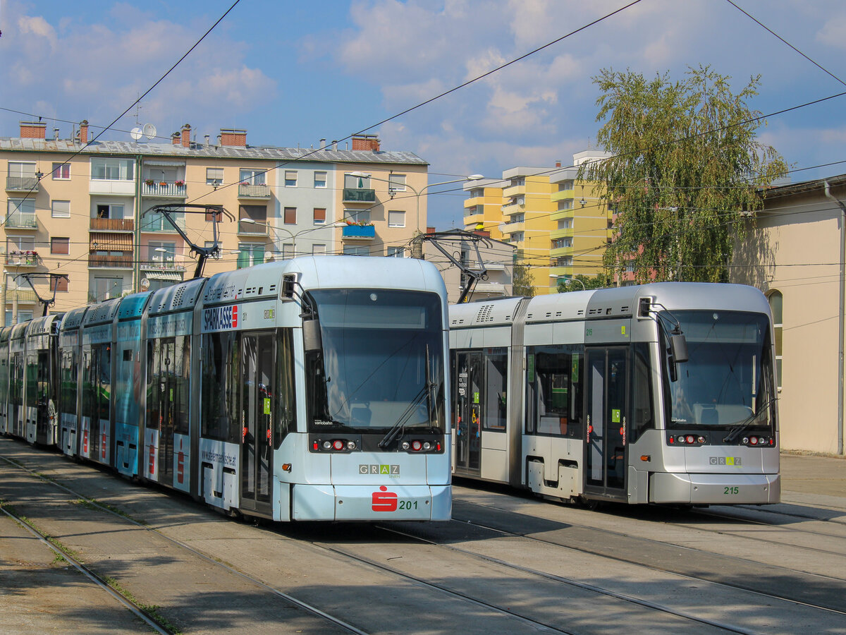 Graz. Am 13.09.2020 konnte ich die Variobahnen 201 und 215 in bereits historischem Look in der Alten Poststraße ablichten.