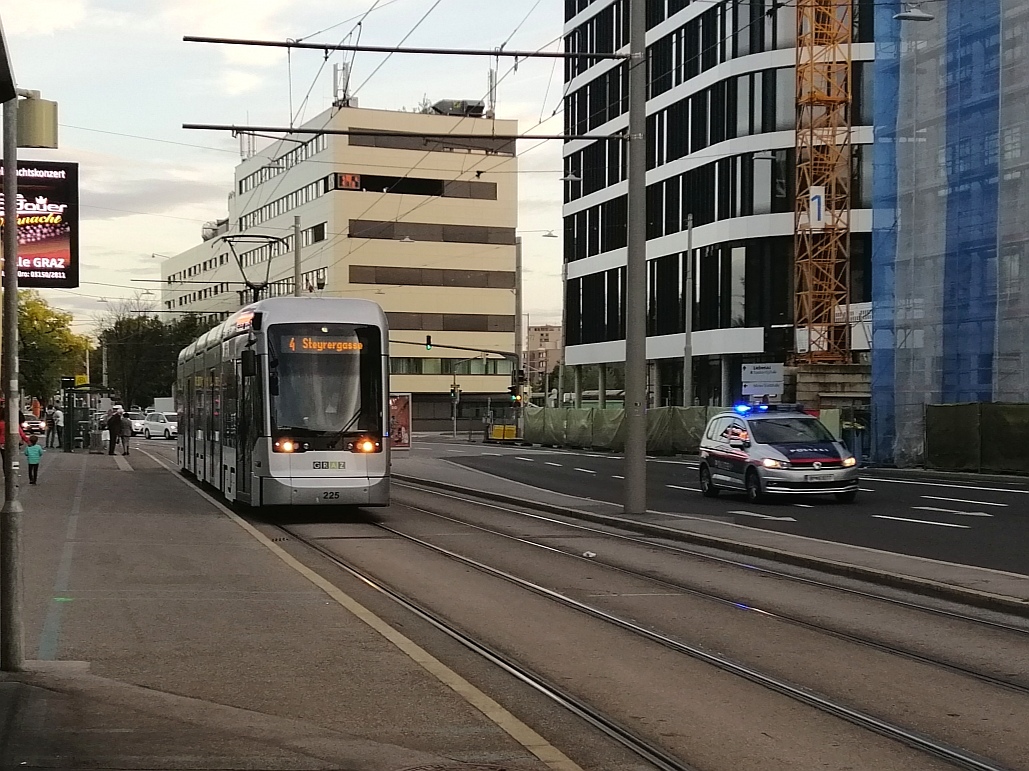 Graz. Am 13.10.2019 lieferte sich Variobahn
225 ein spannendes Rennen mit einem Polizeiauto. 
Die Straßenbahn ist hier vor der Messe Richtung Remise
Steyrergasse zu sehen. 
